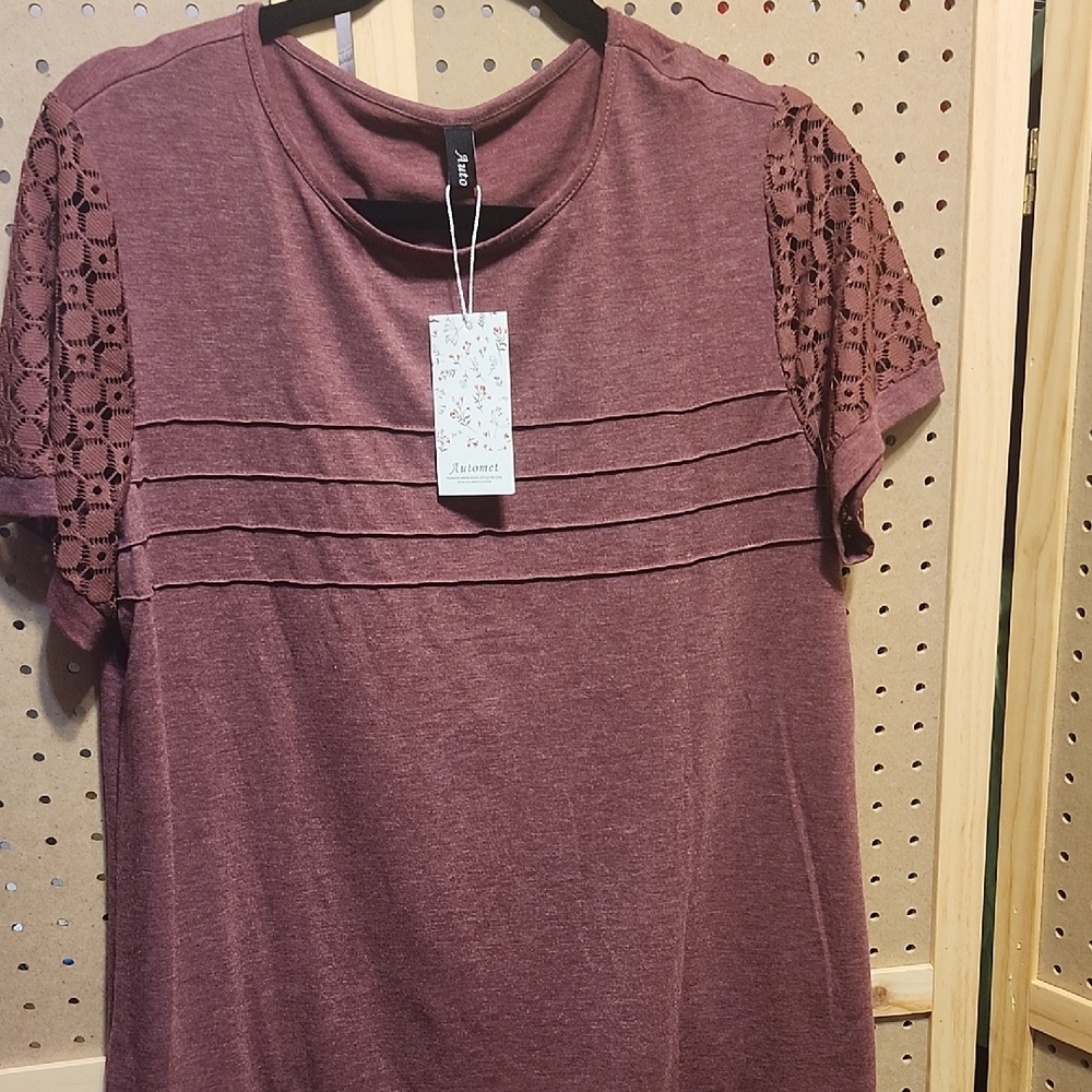 Elegant Lace Sleeve Tee in Plum